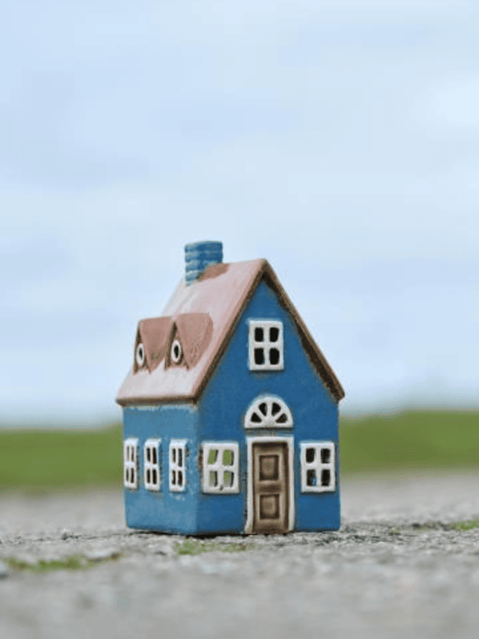 Photophore maison en céramique bleu nuit sur fond blanc