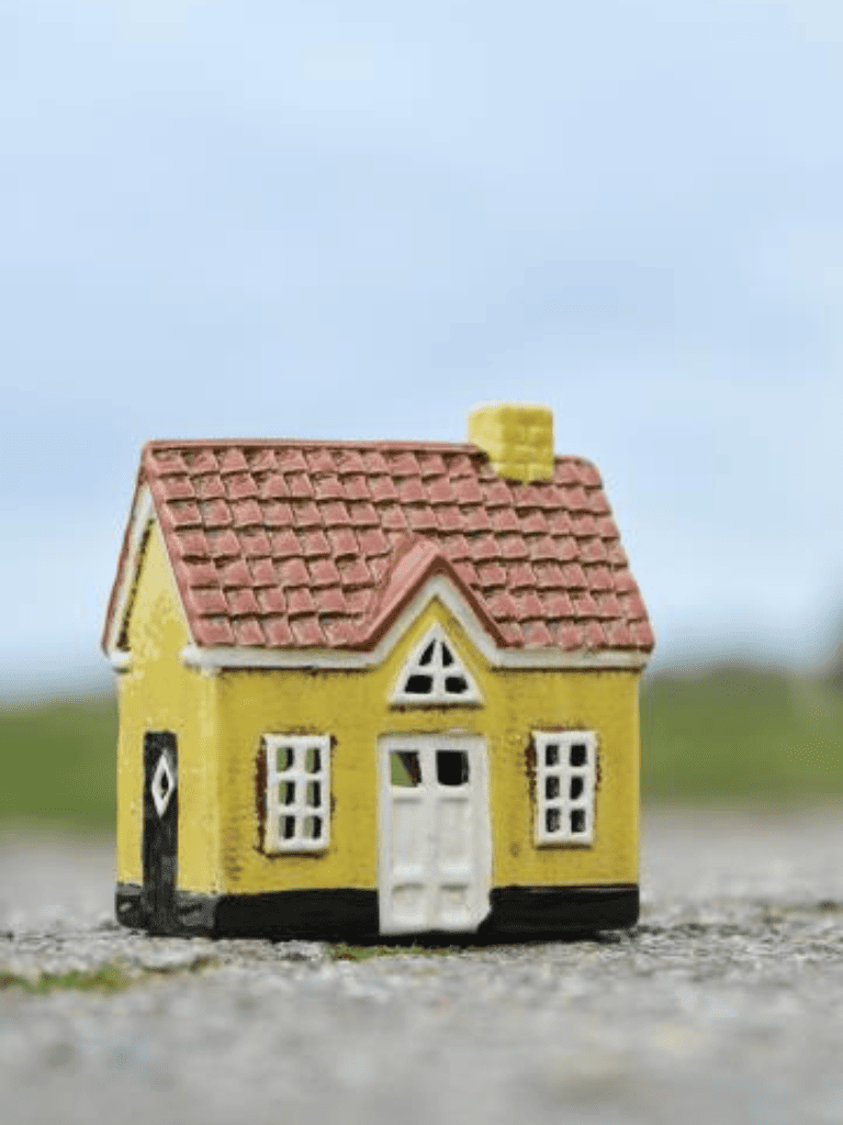 Maison photophore jaune Ib Laursen illuminée dans une décoration cosy