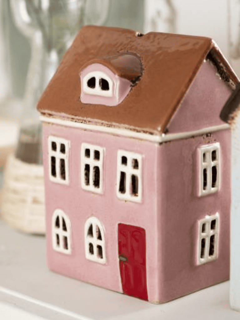 Maison photophore rose Ib Laursen intégrée dans une déco chaleureuse