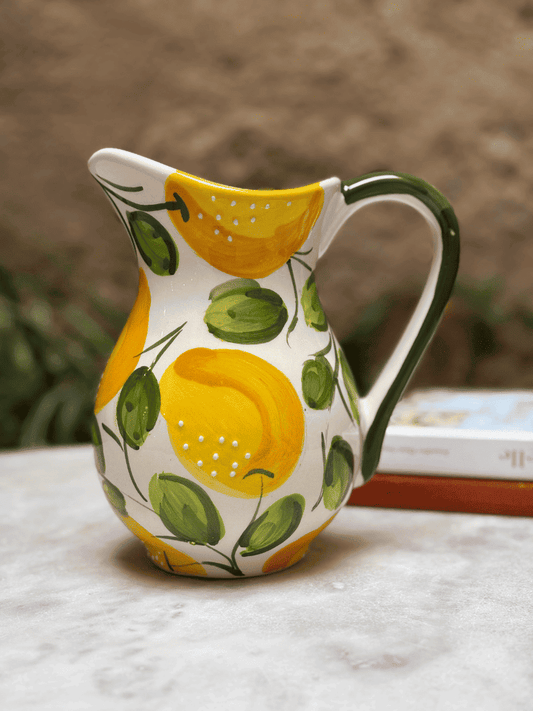 Pichet citron en terre vernissée artisanale, décor méditerranéen avec citrons jaunes lumineux, fabrication espagnole