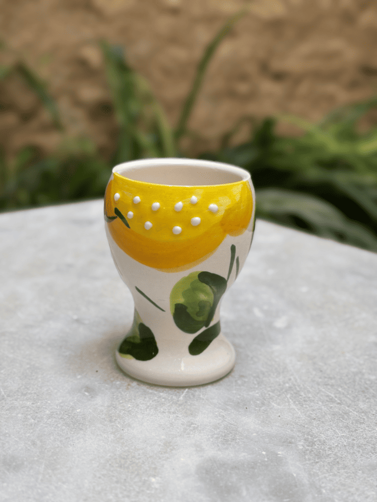 poterie artisanal en céramique décoré de citrons méditerranéens, coquetier, fabrication espagnole