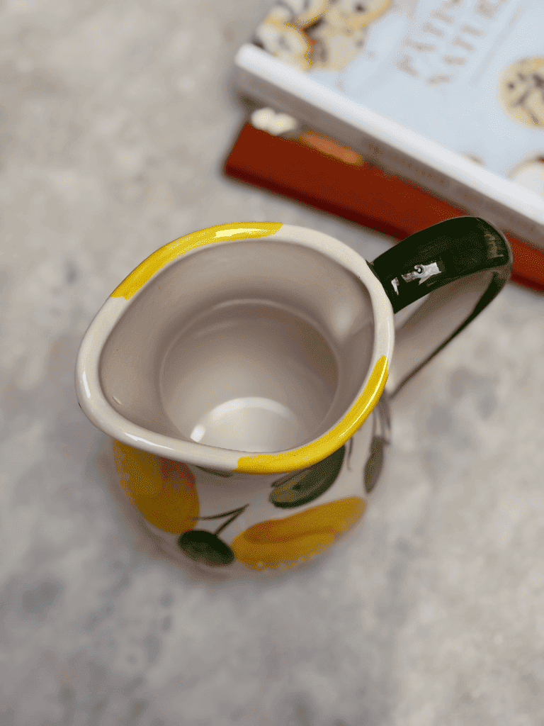 Vue aérienne de la poterie artisanale en terre vernissée, ouverture circulaire et décor de citrons méditerranéens