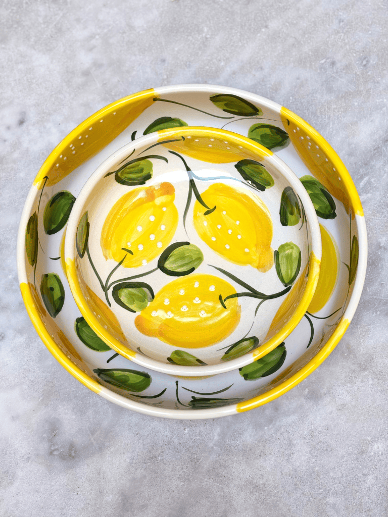 Lot de poteries ronds à bord en terre vernissée artisanale, décor citrons méditerranéens, fabrication espagnole, pratique pour servir salades ou gratins