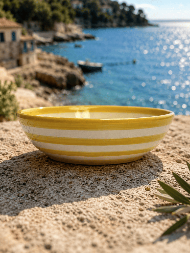 Bol gratte-ail, fond texturé pour râper des aliments, rayures bleues en poterie artisanale, accessoire de cuisine de la Méditerranée, ,vacances, été.