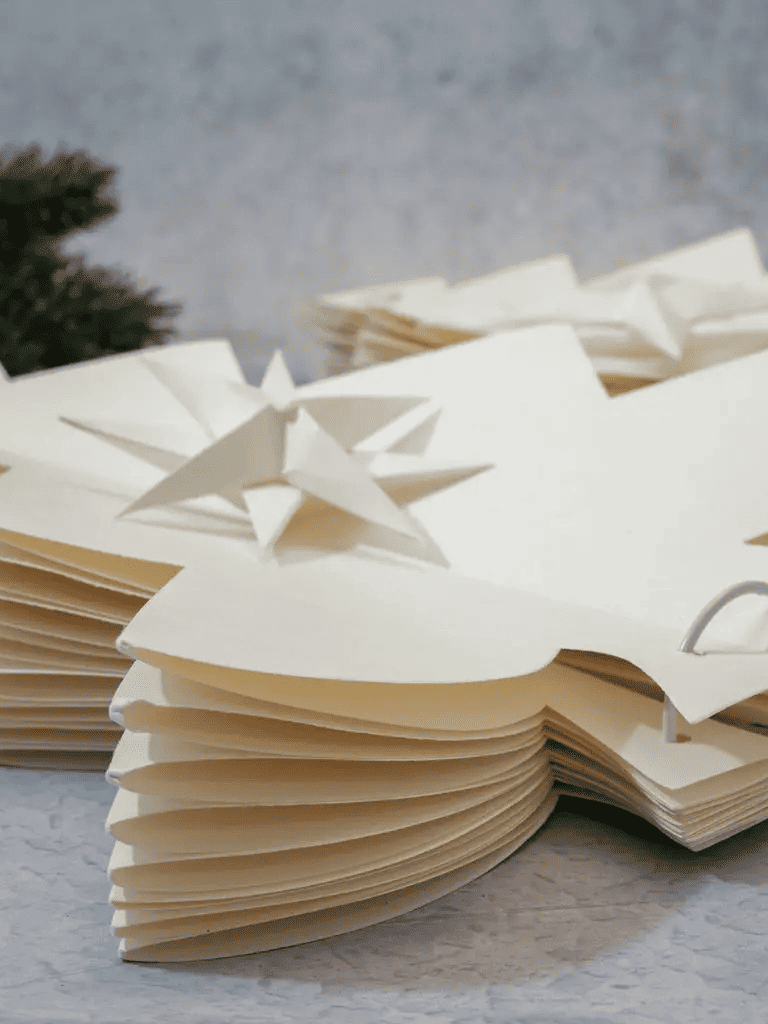 Détail de la texture du sapin de Noël en papier 45 cm, papier épais et finition artisanale