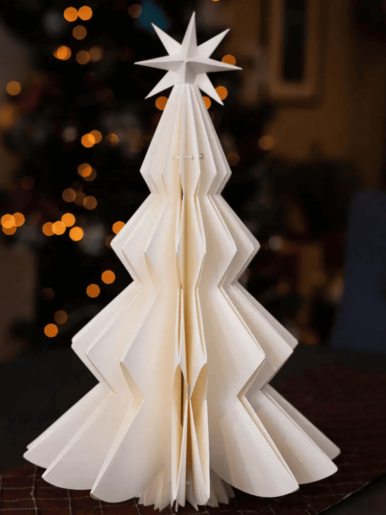 Sapin en papier 45 cm posé sur une table décorée, ambiance de Noël naturelle et contemporaine