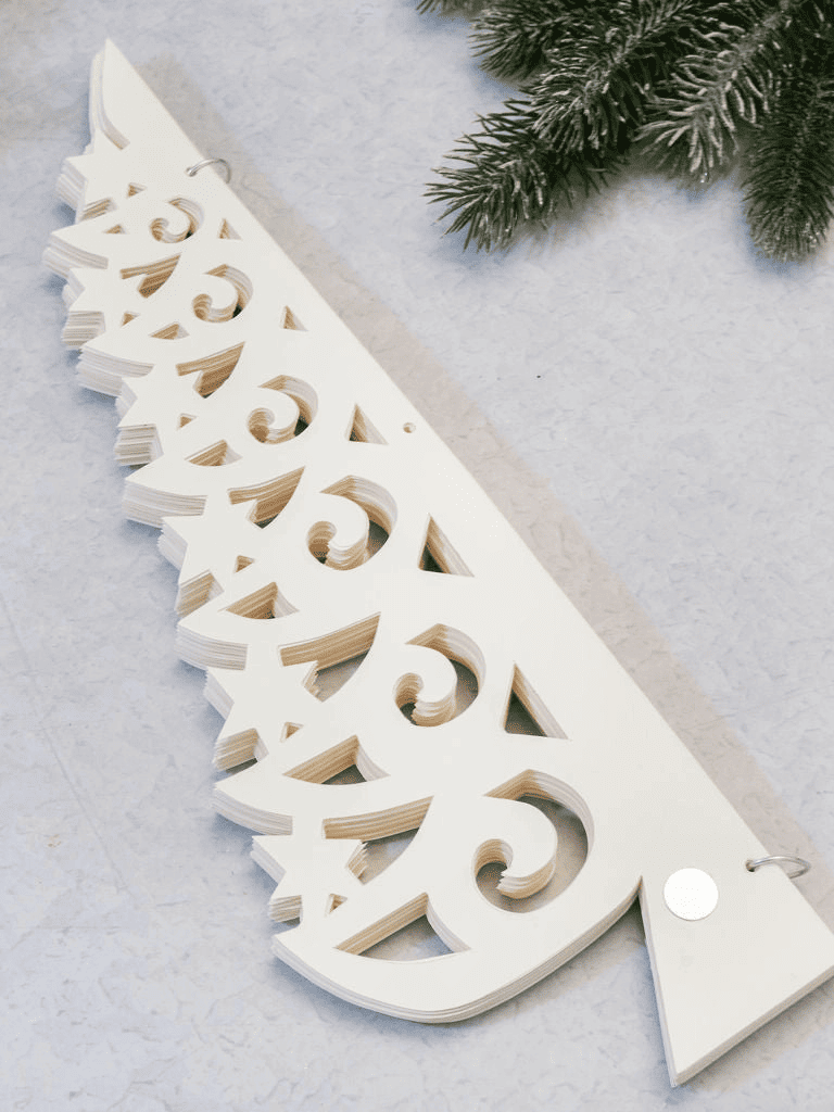 Sapin en papier découpé 40 cm posé sur une table de fête, décoration de Noël poétique et naturelle