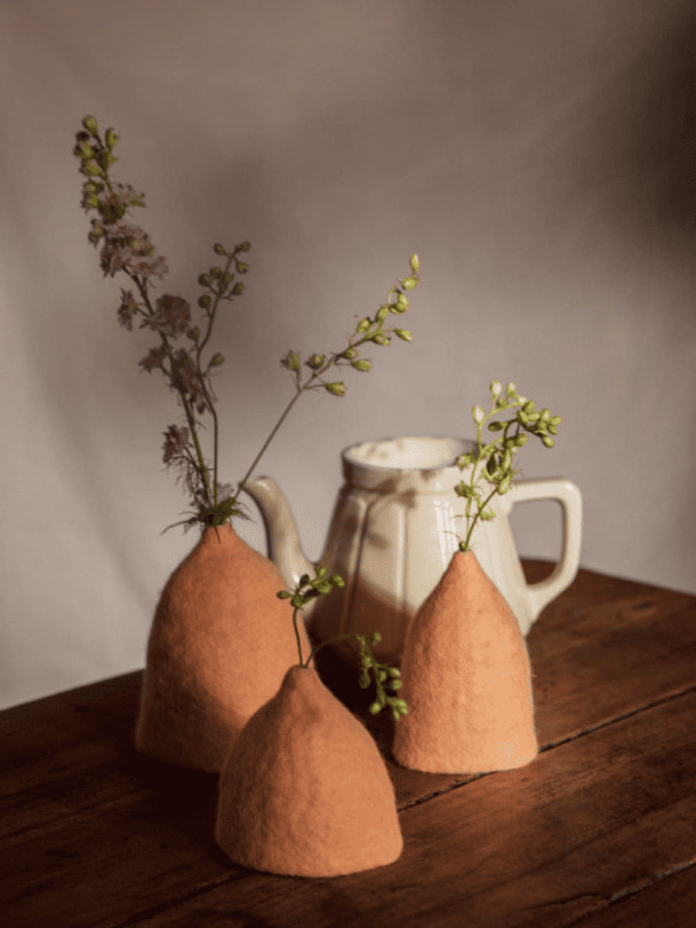 cache-vase Muskhane en feutrine blush en forme de cloche, décoration artisanale rose poudré