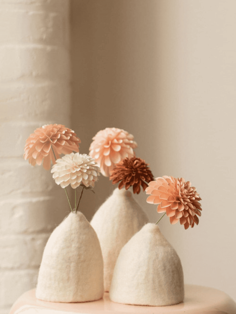 Soliflore Cloche Muskhane en feutrine crème posé sur une étagère en bois, décoration artisanale et chaleureuse