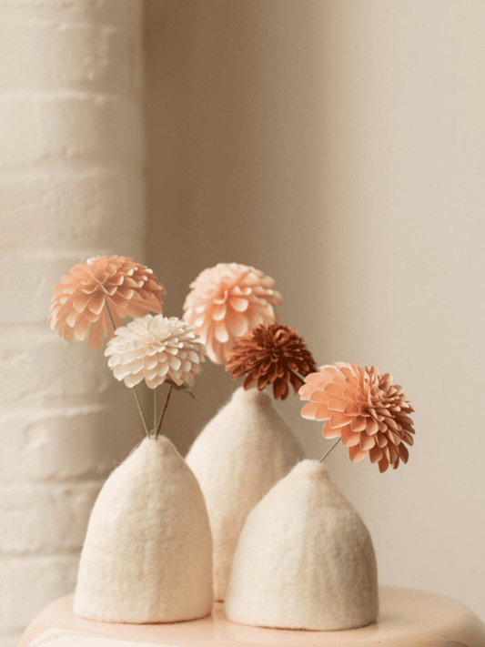 Soliflore Cloche Muskhane en feutrine crème posé sur une étagère en bois, décoration artisanale et chaleureuse