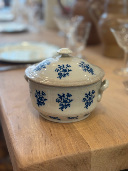 soupière terre en fer blanche émaillée avec motifs floraux bleu