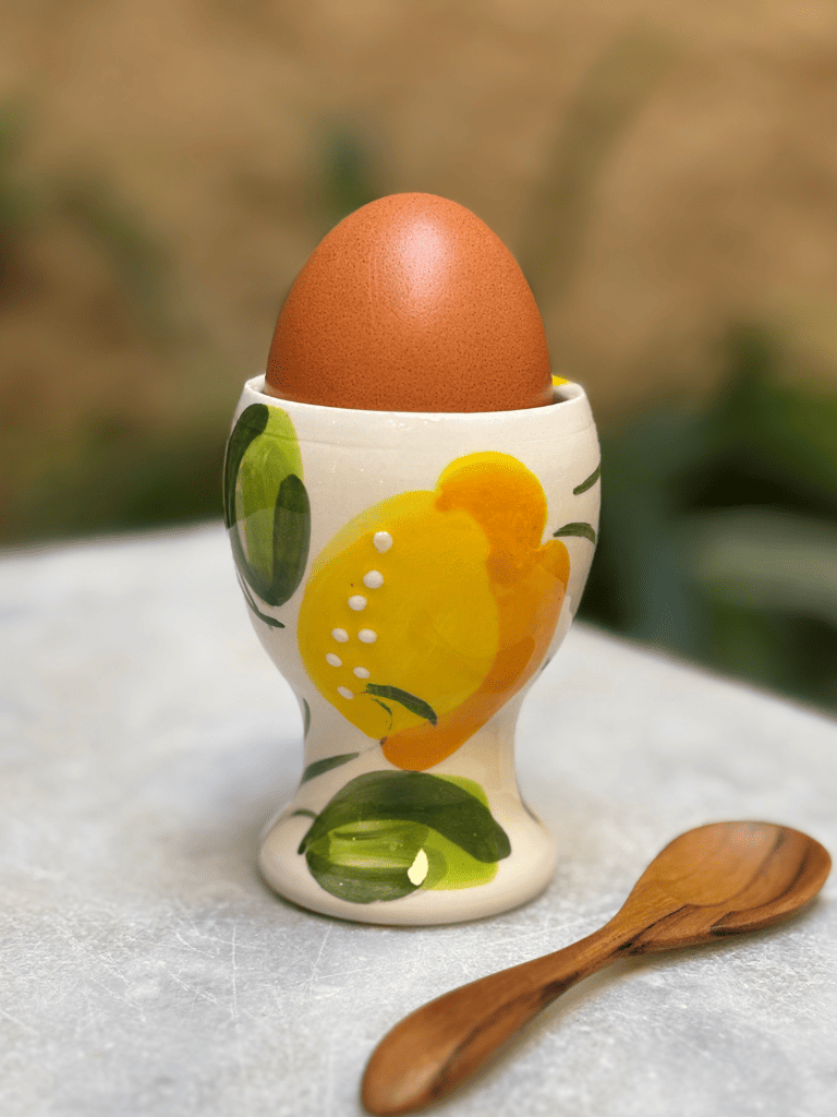 Coquetier en céramique avec motifs citron, posé sur une table, ambiance méditerranéenne et chaleureuse
