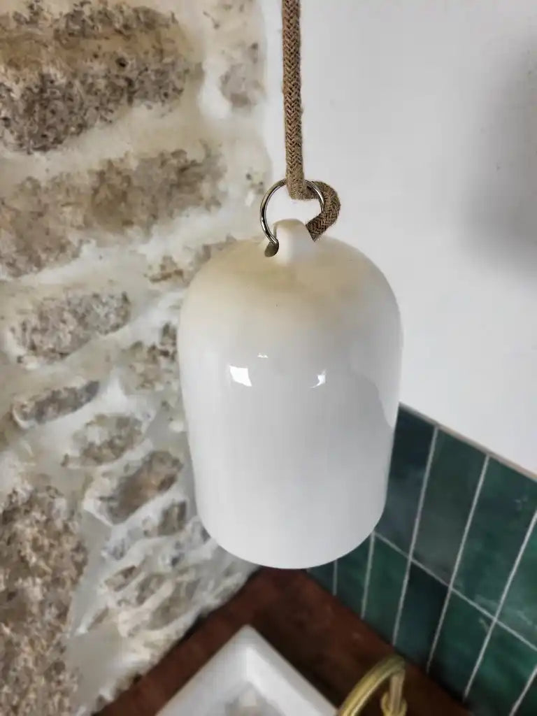 suspension céramique cloche vue plongé, au dessus d'un lavabo