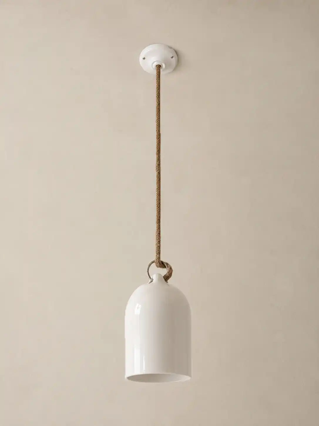 luminaire de plafond en forme de cloche en céramique blanche. Abat-jour en poterie style marocaine, terre cuite, émaillée en blanc. Câble naturel et rosace en porcelaine. 