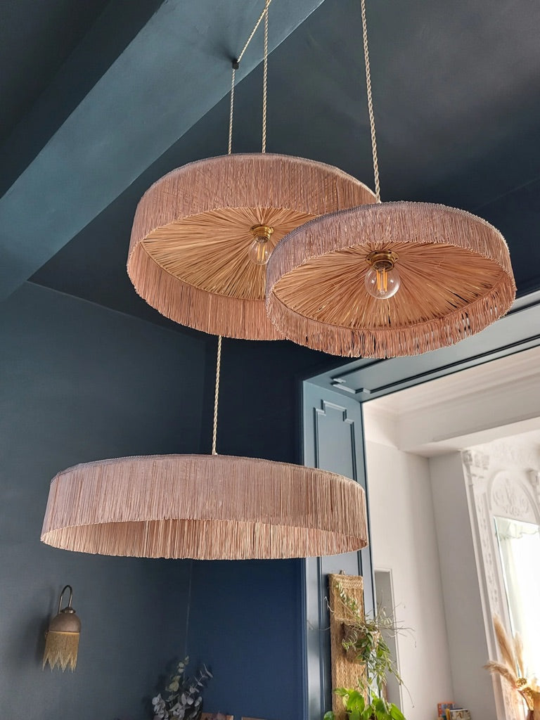 Lustre en raphia et franges inspiré des parasols vintages, fait main en France, pièce centrale d’une déco.