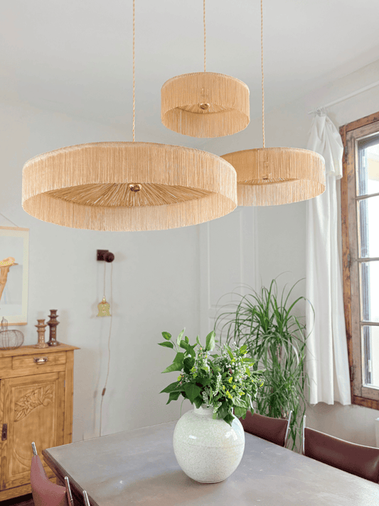 Lustre en raphia et franges inspiré des parasols vintages, fait main en France, pièce centrale d’une déco.
