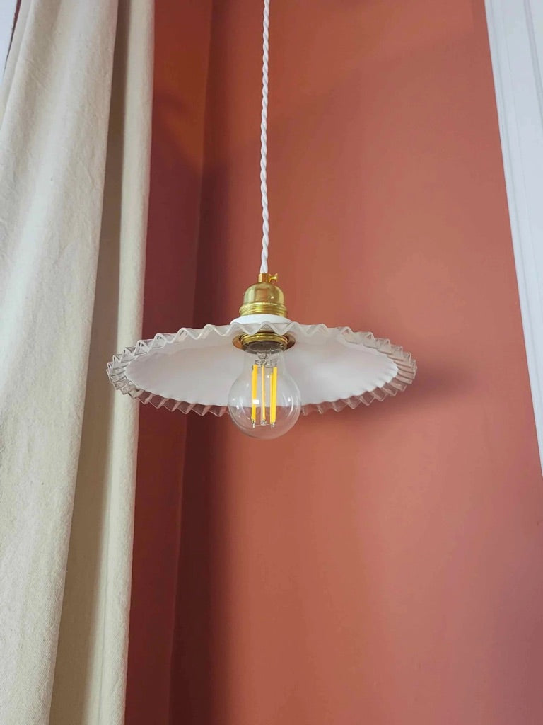 Vue du dessous de l’abat-jour en verre opaline avec dentelle, pièce vintage, brocante, année 50.