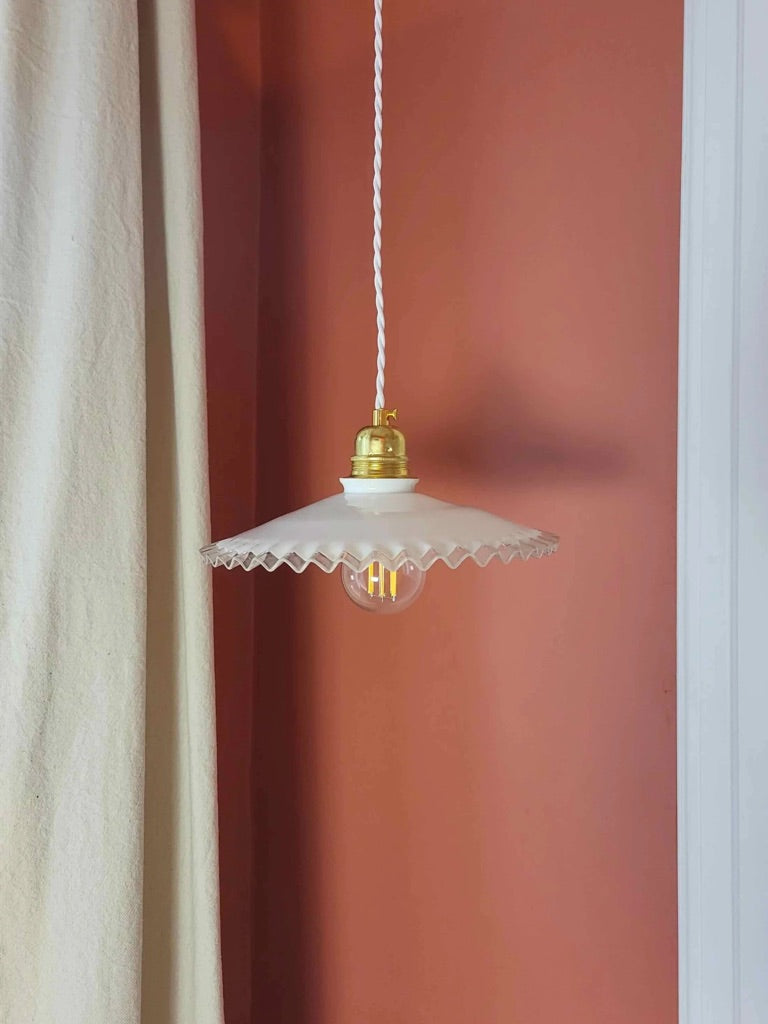 Détail de l’abat-jour en verre opaline avec motif dentelle ondulé transparente, pièce vintage remise à neuf.