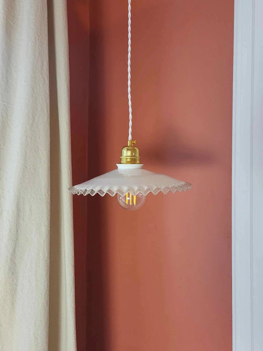 Détail de l’abat-jour en verre opaline avec motif dentelle ondulé transparente, pièce vintage remise à neuf.