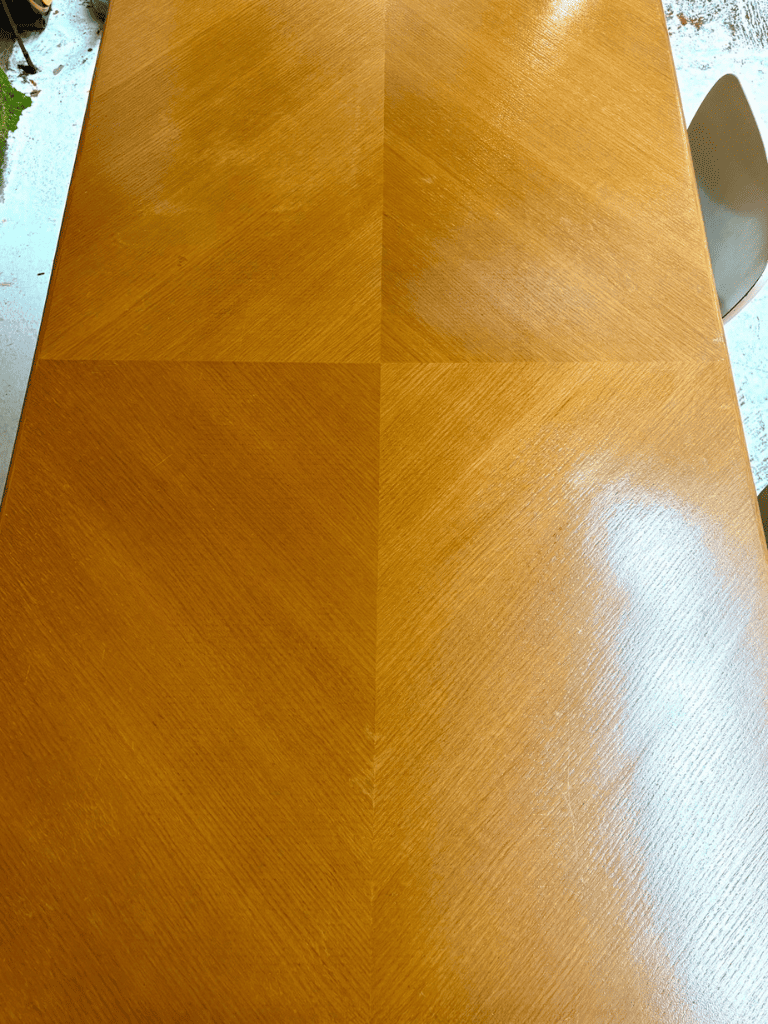 Détail de la table vintage années 50 et de ses rallonges