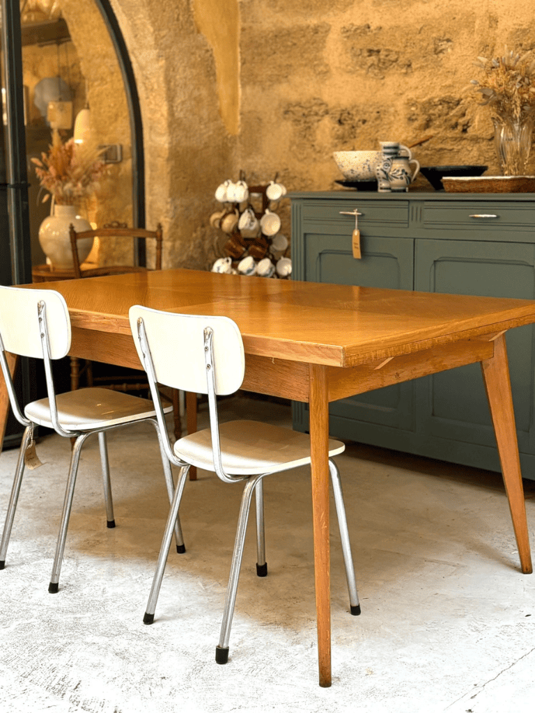 Détail de la table vintage années 50 et de ses rallonges