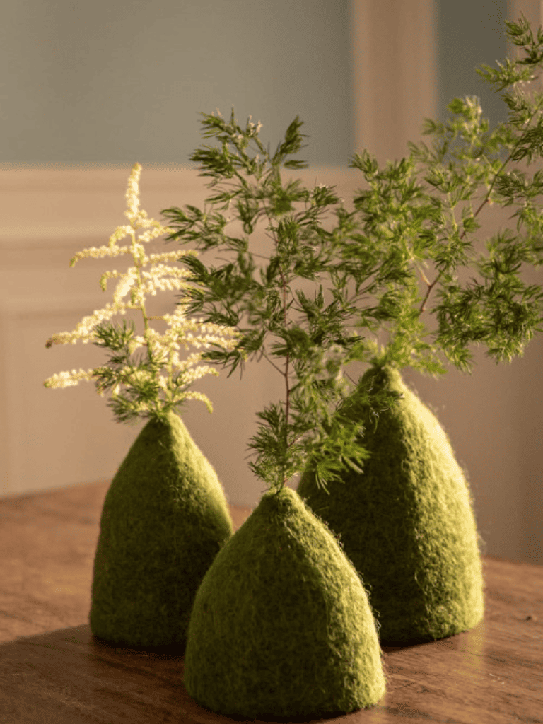 trio Soliflore Cloche Muskhane vert olive posé sur une table en bois, objet décoratif en feutrine artisanale