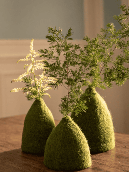 trio Soliflore Cloche Muskhane vert olive posé sur une table en bois, objet décoratif en feutrine artisanale