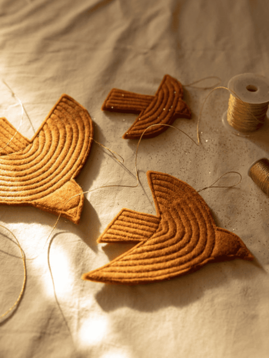 decoration murale ou à suspendre, trois oiseaux en feutre couleur caramel