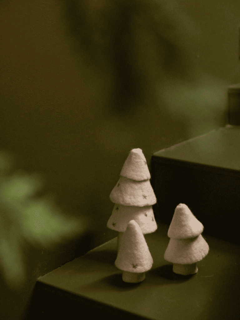 trio sapin Muskhane en feutrine crème, sapin de Noel  décoratif artisanal en laine feutrée fait main au Népal