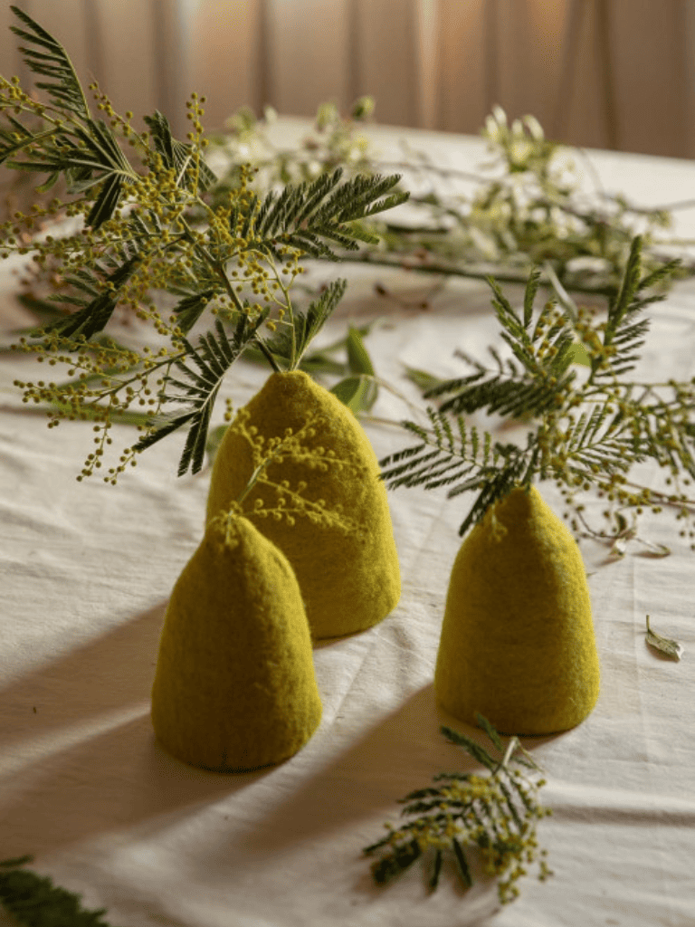 trio cache vase Muskhane en feutrine chartreuse en forme de cloche, décoration artisanale et colorée