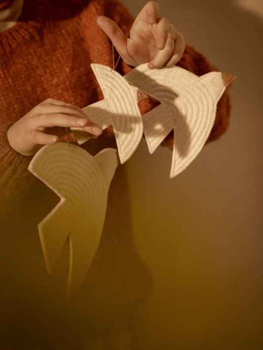 trio Suspension décorative oiseau Muskhane en feutrine beige, oiseau artisanal en laine feutrée naturelle.