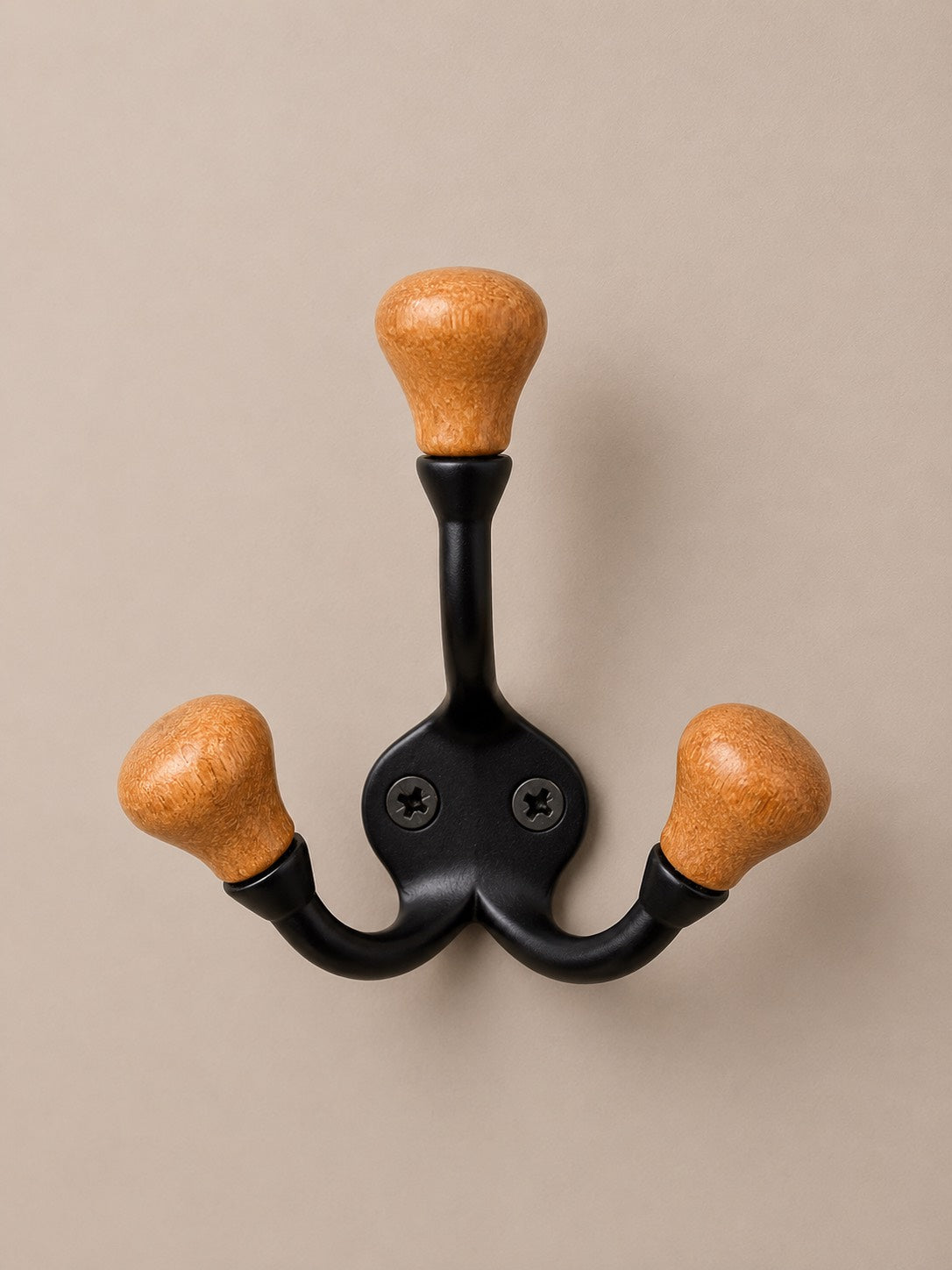 Patère en céramique noir, métal et ses embouts en bois. Avec sa fixation murale, ce triple crochet est idéal pour faire office de porte serviette dans une salle de bain ou porte manteaux à l'entrée. Avec son style unique, il est idéal pour une décoration ancienne.