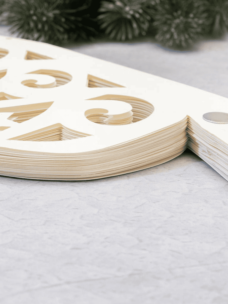 Sapin de Noël en papier découpé 40 cm sur fond blanc, décoration artisanale de Noël épurée