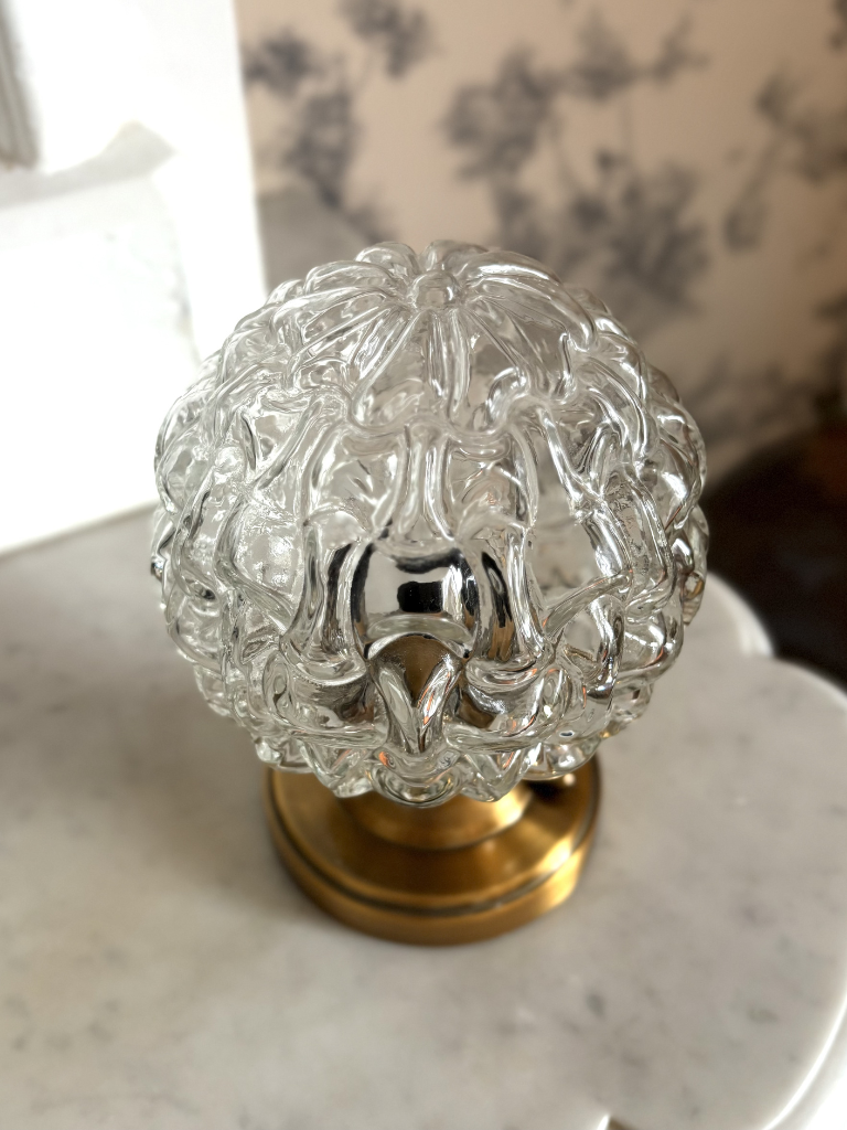 zoom lampe a poser boule sur marbre blanc