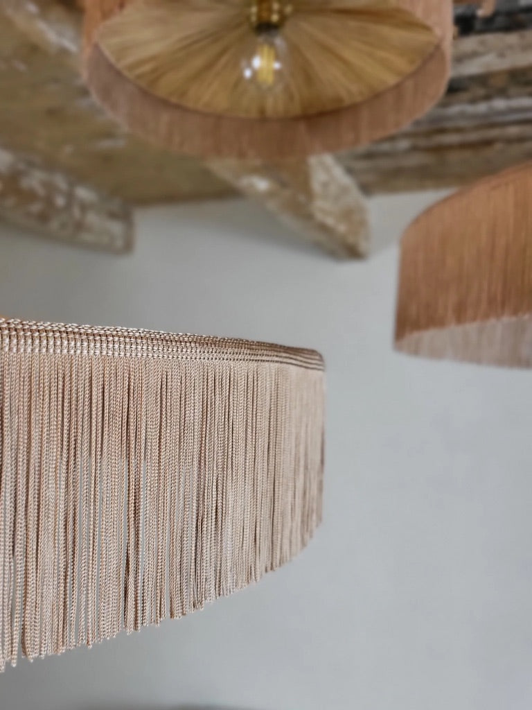 Détail des franges des suspensions parasol, luminaire artisanal en raphia au style naturel et raffiné.