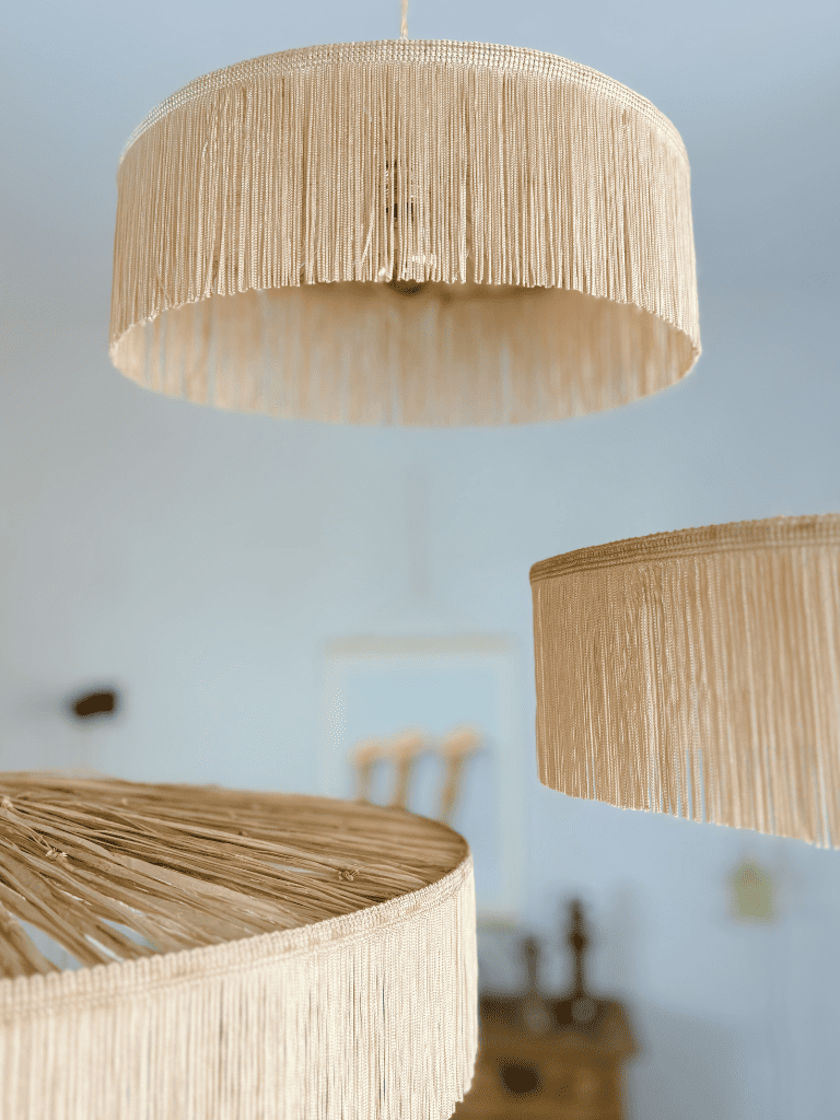 Détail des franges des suspensions parasol, luminaire artisanal en raphia au style naturel et raffiné.