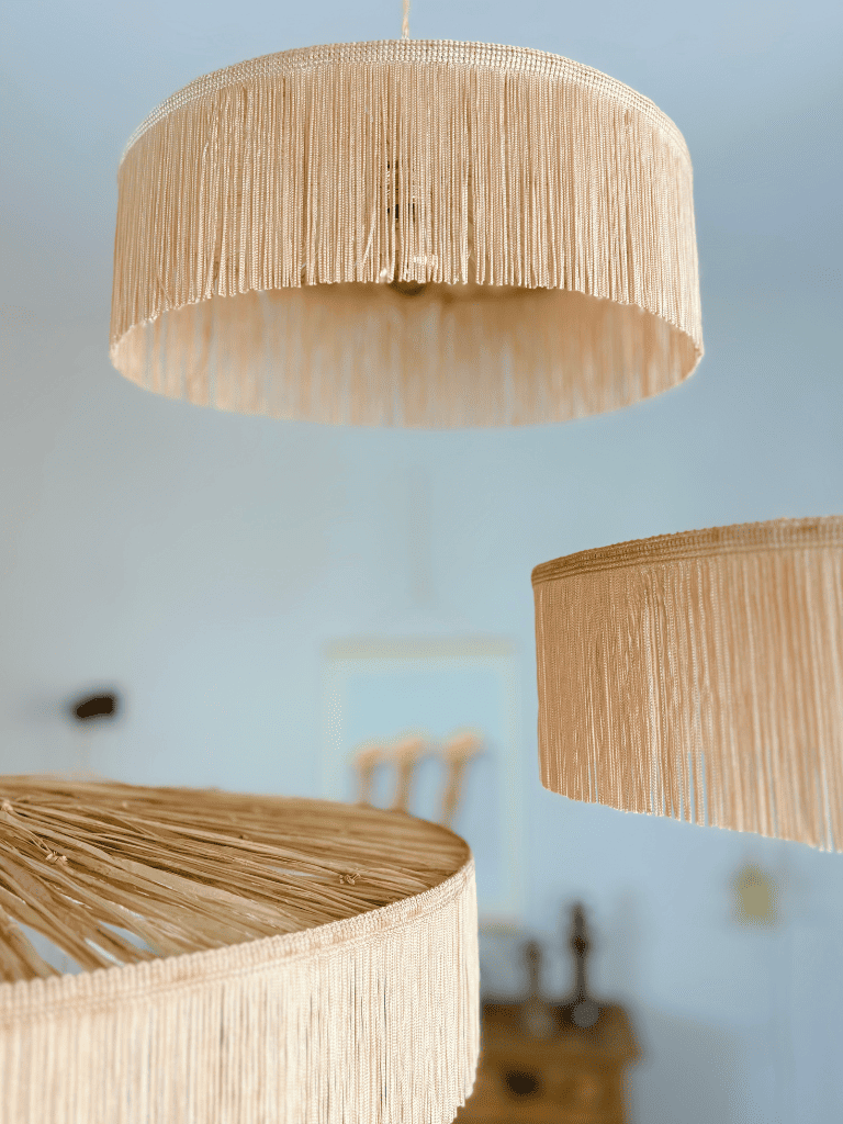 Détail des franges des suspensions parasol, luminaire artisanal en raphia au style naturel et raffiné.
